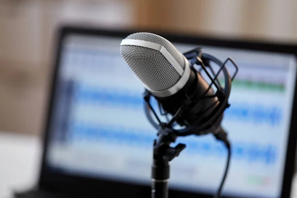 Mikrofon im Aufnahmestudio in Großaufnahme — Stockfoto