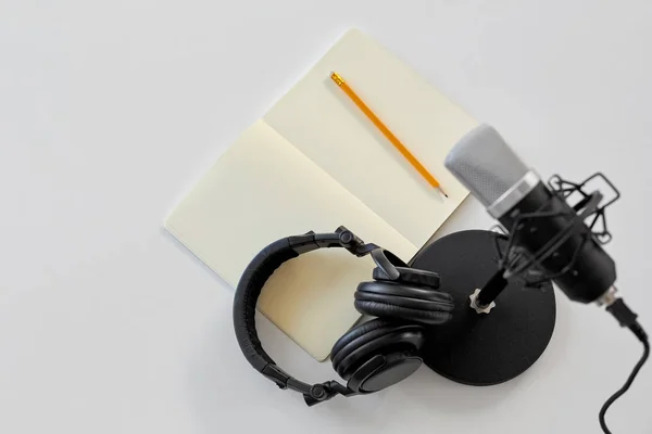 Auriculares, micrófono y portátil con lápiz —  Fotos de Stock