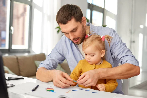 Padre di lavoro con la figlia bambino a casa ufficio — Foto Stock