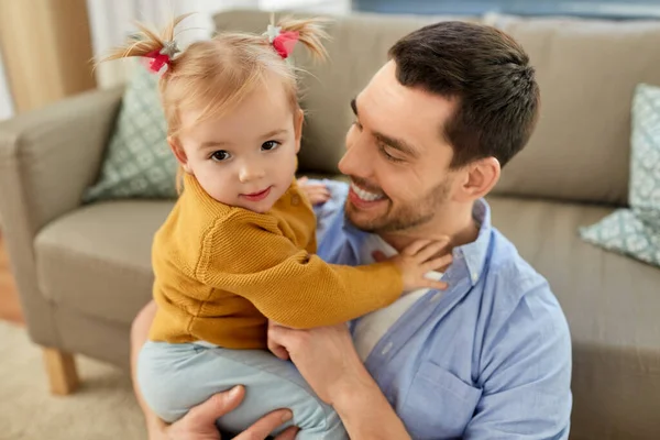 Padre con hijita en casa — Foto de Stock