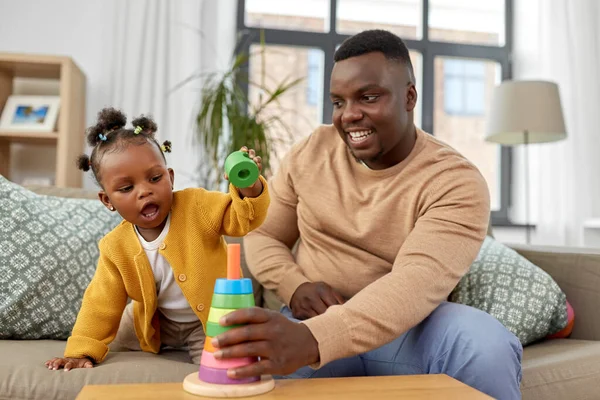 Afrikaanse familie spelen met baby dochter thuis — Stockfoto