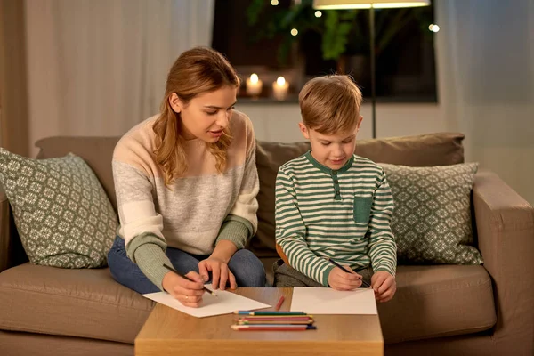 Moeder en zoon met potloden thuis tekenen — Stockfoto