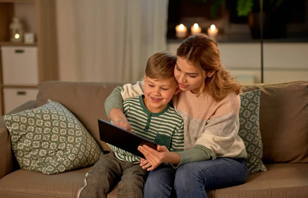 Madre e figlio utilizzando tablet computer a casa — Foto Stock