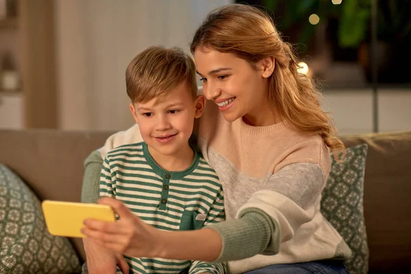 Madre e figlio scattare selfie da smartphone a casa — Foto Stock