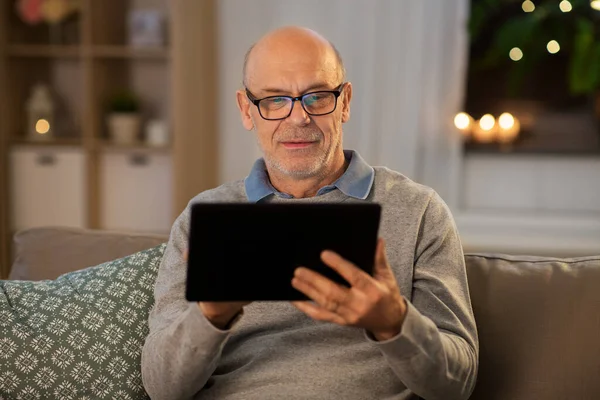 Felice uomo anziano con tablet computer a casa — Foto Stock