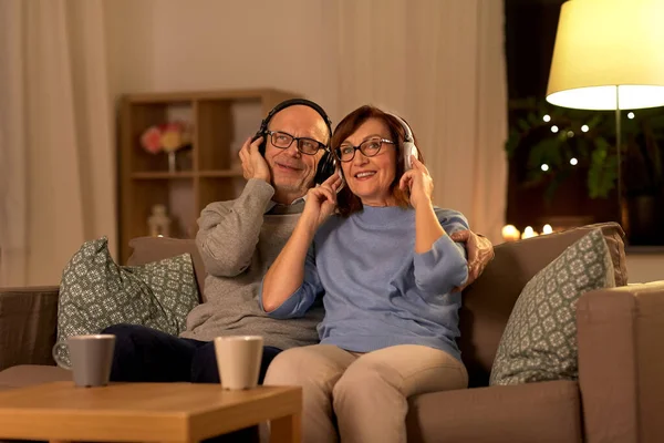 Senior paar met koptelefoon luisteren naar muziek — Stockfoto