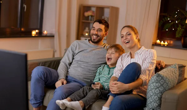 Щаслива сім'я дивиться телевізор вдома вночі — стокове фото