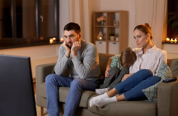 Familie schaut nachts etwas Langweiliges im Fernsehen — Stockfoto