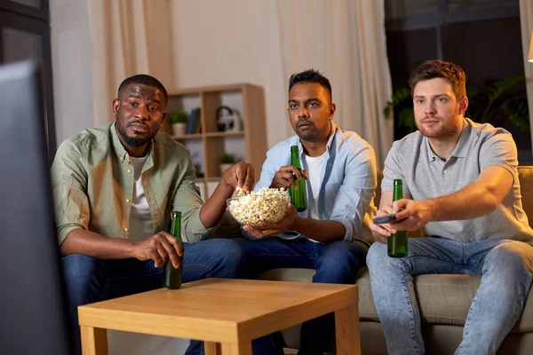 Masculino amigos com cerveja assistindo tv em casa — Fotografia de Stock