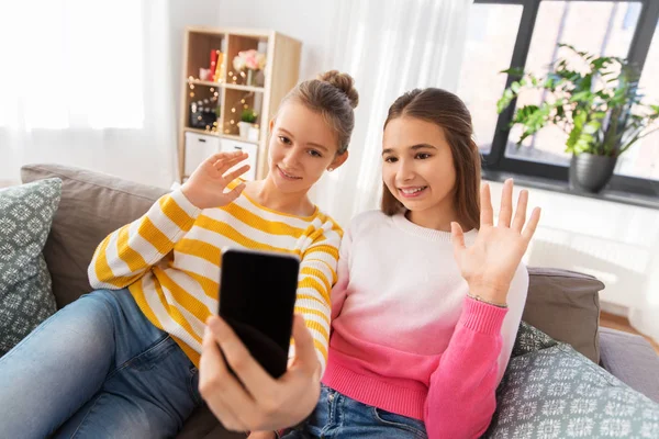 Boldog lányok csinál szelfi okostelefon otthon — Stock Fotó