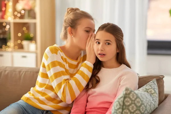 Adolescentes niñas chismorreando en casa — Foto de Stock