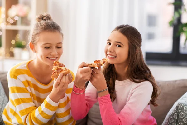 Boldog tizenéves lányok eszik pizza otthon — Stock Fotó