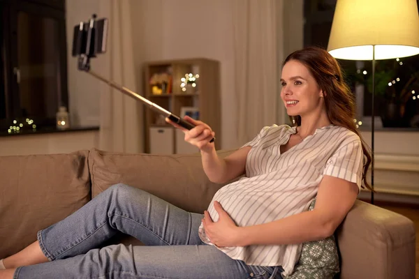 Feliz sorrindo mulher grávida tomando selfie em casa — Fotografia de Stock