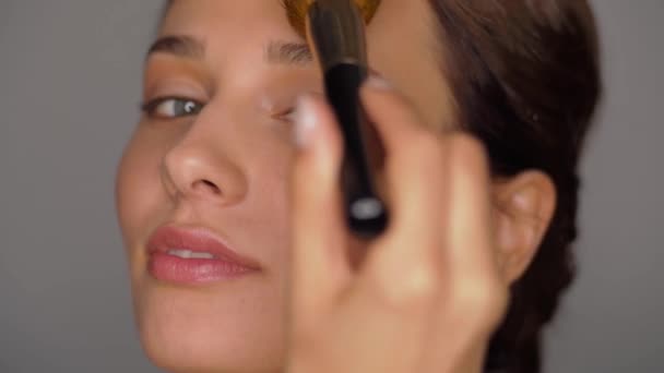 Mooie vrouw met make-up borstel — Stockvideo