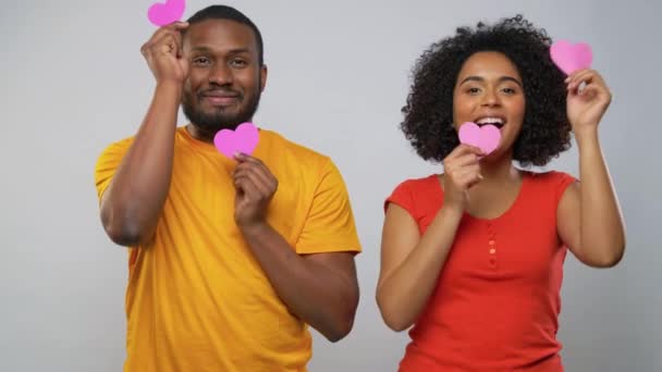 Счастливая африканская американская пара с сердечками — стоковое видео