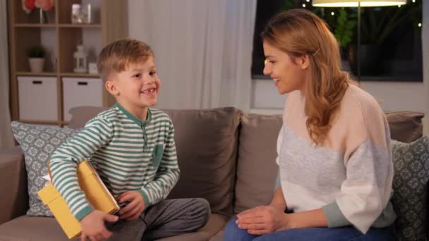 Piccolo figlio che dà un regalo alla madre a casa — Video Stock