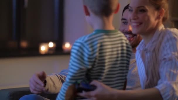 Familia feliz viendo la televisión en casa por la noche — Vídeos de Stock