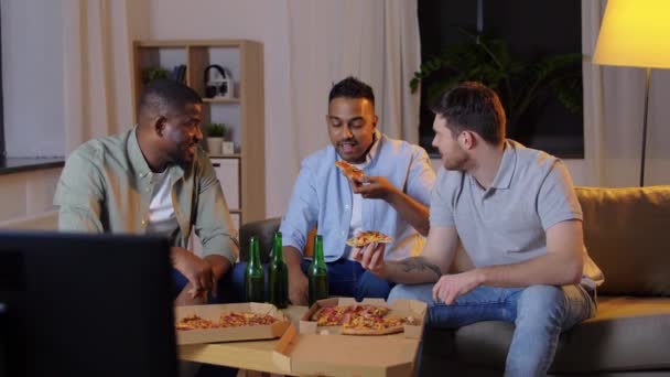 Felizes amigos do sexo masculino com cerveja comer pizza em casa — Vídeo de Stock