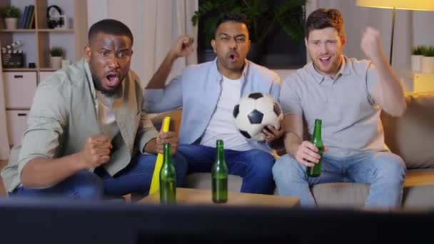 Amigos com bola e vuvuzela assistindo futebol — Vídeo de Stock