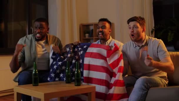 Przyjaciele z amerykańską flagą oglądający telewizję w nocy — Wideo stockowe