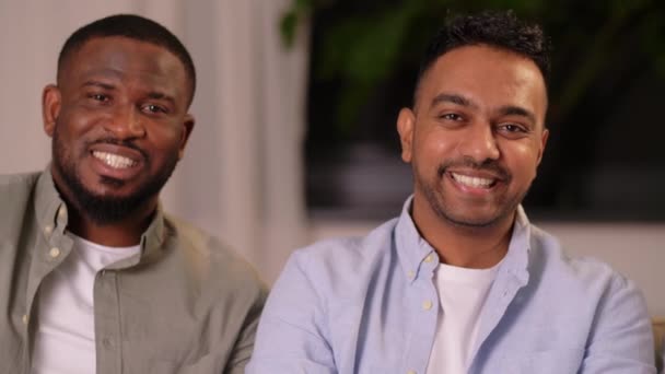 Retrato de felices amigos varones sonrientes en casa — Vídeos de Stock