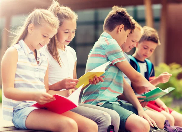 Gruppe glücklicher Grundschüler im Freien — Stockfoto