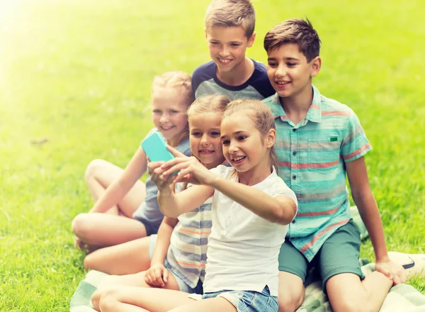 Enfants heureux ou amis prenant selfie dans le parc d'été — Photo