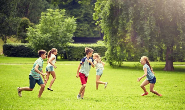 Enfants heureux courir et jouer au jeu en plein air — Photo