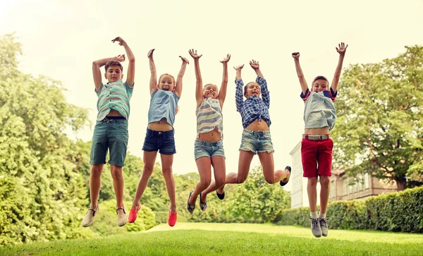 Niños felices saltando y divertirse en el parque de verano —  Fotos de Stock