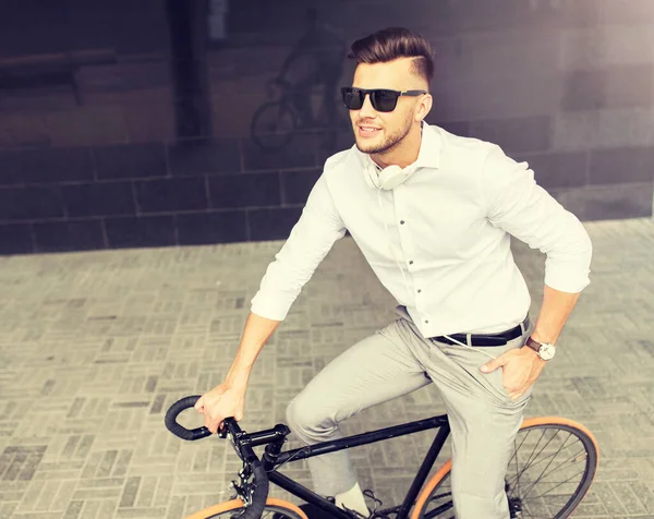 Mann mit Fahrrad und Kopfhörer auf der Stadtstraße — Stockfoto