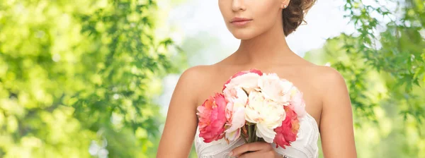 Jeune femme ou mariée avec bouquet de fleurs — Photo