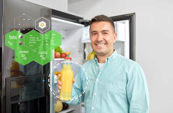 Uomo che prende il succo dal frigorifero a casa cucina — Foto Stock