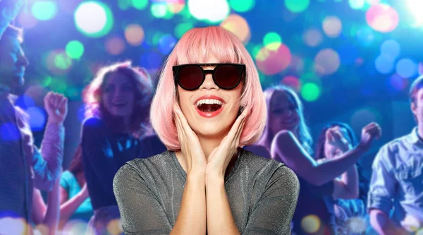 Boldog nő rózsaszín parókában és napszemüvegben a partin — Stock Fotó