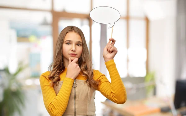 Dospívající dívka držící řeč bublina přes kancelář — Stock fotografie
