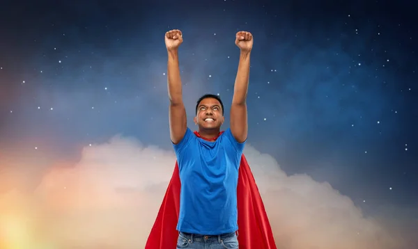 Hombre indio en capa de superhéroe volando en el cielo nocturno —  Fotos de Stock
