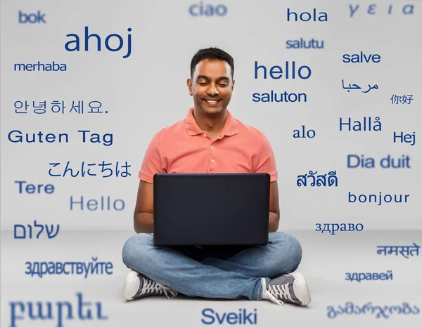 Gelukkig indisch man met laptop computer op vloer — Stockfoto