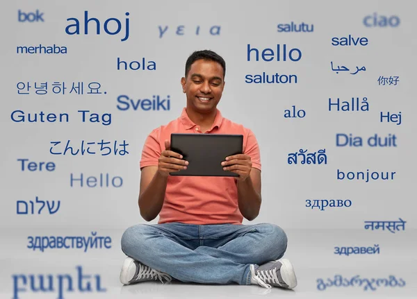 Homem indiano feliz com tablet pc — Fotografia de Stock