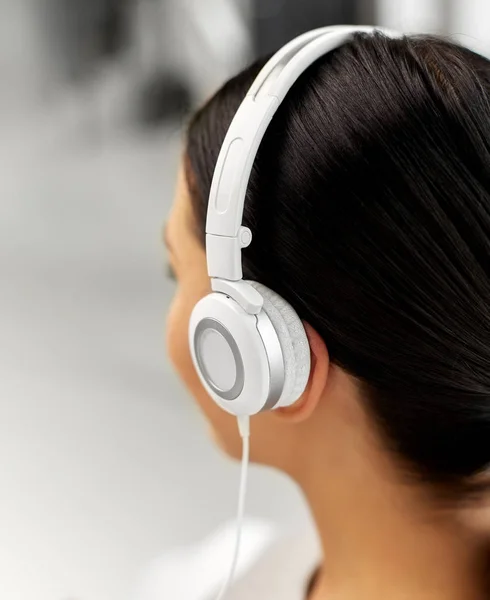 Close up of woman in headphones listening to music — Stock Photo, Image