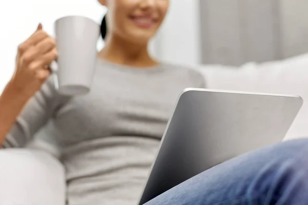 Közeli-hoz nő-val tabletta számítógép otthon — Stock Fotó
