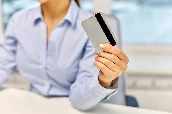 Businesswoman with credit card at office — Stock Photo, Image