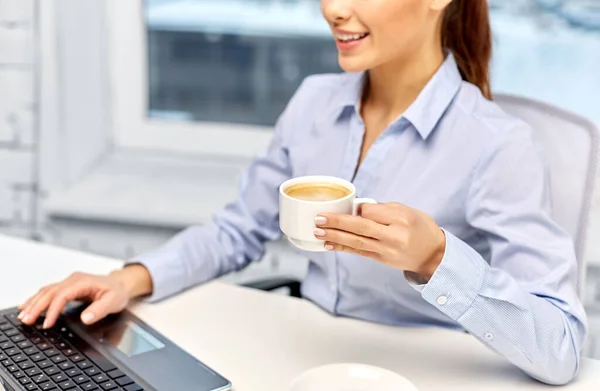 Donna d'affari con caffè e computer portatile a ufficio — Foto Stock