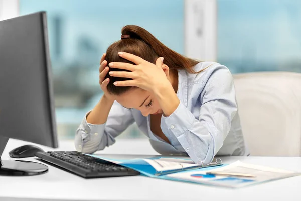 Mulher de negócios estressada com papéis no escritório — Fotografia de Stock