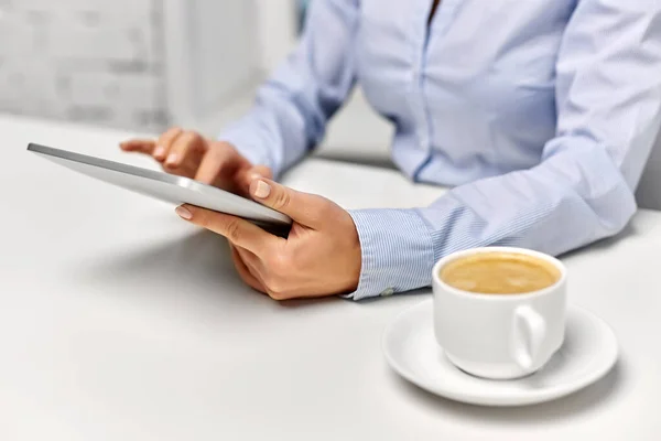 Zakenvrouw met tablet pc en koffie op kantoor — Stockfoto