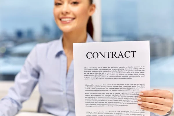 Šťastná podnikatelka držící smlouvu v kanceláři — Stock fotografie