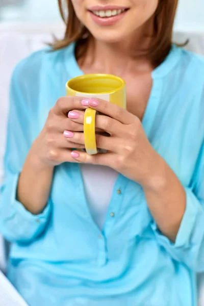 Zblízka šťastný žena s šálkem čaje nebo kávy — Stock fotografie
