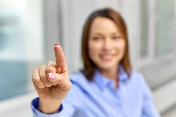 Mujer de negocios tocando algo con el dedo — Foto de Stock