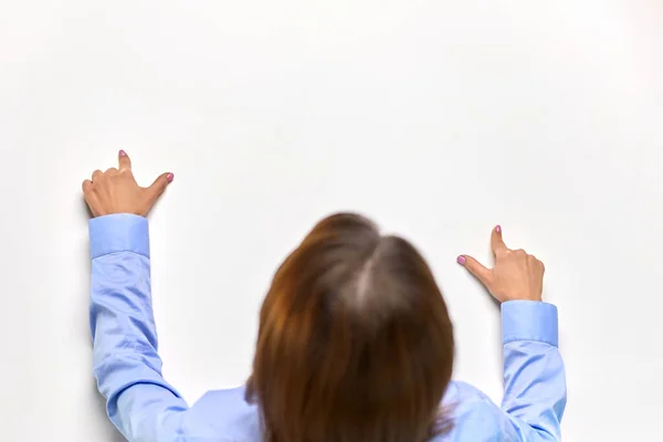 Businesswoman dotykając biały stół palcami — Zdjęcie stockowe