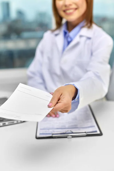 Primer plano del médico con prescripción en el hospital —  Fotos de Stock