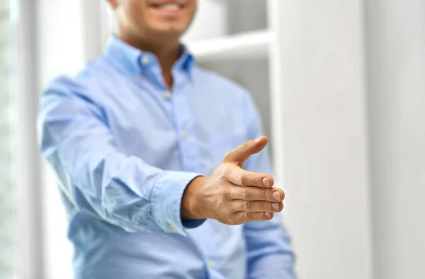 Lächelnder Geschäftsmann beim Händedruck im Büro — Stockfoto