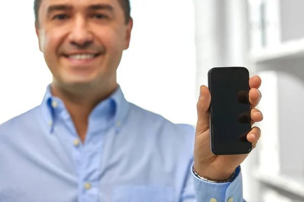 Hombre de negocios feliz mostrando la pantalla del teléfono inteligente — Foto de Stock